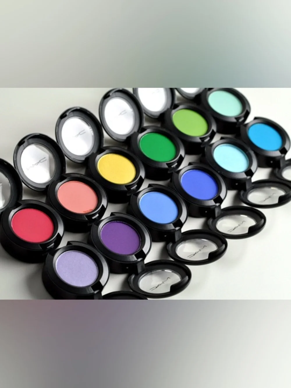 MAC Cosmetics Satin Eyeshadow Single - Shock-a-holic